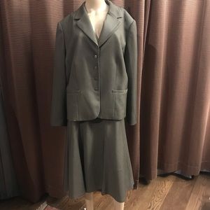 TAHARI Arthur S Levine “CEO” Skirt Suit 18W Plus